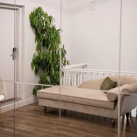 Elia Estia خانيا